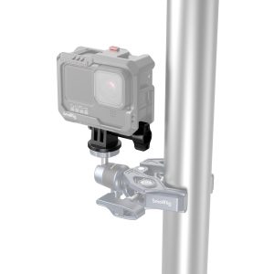 GoPro-kamera on kiinnitetty metallitolppaan SmallRig 4277 -toimintakameroiden kiinnitystuen avulla, ja se näkyy osittain läpinäkyvässä digitaalisessa renderöinnissä.