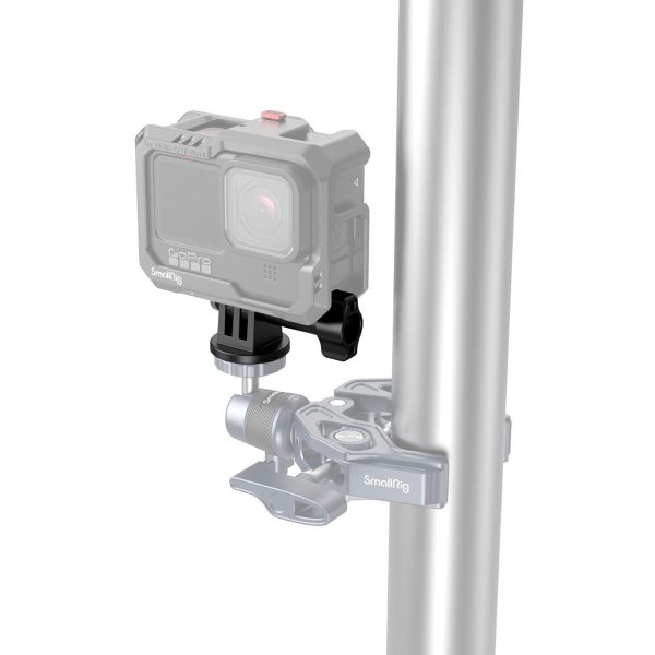 GoPro-kamera on kiinnitetty metallitolppaan SmallRig 4277 -toimintakameroiden kiinnitystuen avulla, ja se näkyy osittain läpinäkyvässä digitaalisessa renderöinnissä.