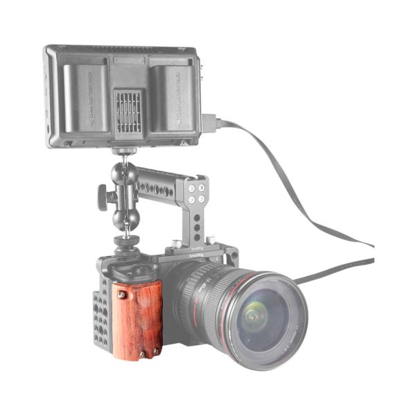 Sony A6500 -kamera, jossa on SmallRig 1970 Wooden Handgrip -käsikahva ja joka on asennettu metallihäkkiin, jossa on eteenpäin suunnattu objektiivi ja suuri ulkoinen näyttö, joka on liitetty kaapelilla.