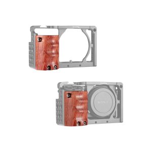 Kaksi näkymää SmallRig 1970 Wooden Handgrip for Sony A6500 -kameraan: toisessa näkyy tyhjä metallinen häkki, jossa on puinen kahva, ja toisessa se on asennettu Sony A6500 -kameran rungon ympärille.