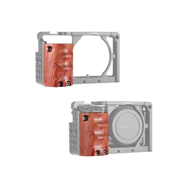 Kaksi näkymää SmallRig 1970 Wooden Handgrip for Sony A6500 -kameraan: toisessa näkyy tyhjä metallinen häkki, jossa on puinen kahva, ja toisessa se on asennettu Sony A6500 -kameran rungon ympärille.
