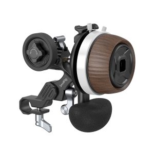 SmallRig_Modular_Follow_Focus_F60_3850_001 SmallRig 3850 Modular Follow Focus F60 -objektiivin kompaktissa muotoilussa on pyöreä puinen käsipyörä, mustat ja hopeiset metalliosat sekä kiinnityspidike, joka mahdollistaa modernin, ergonomisen ja tarkan kameran objektiivin ohjauksen.