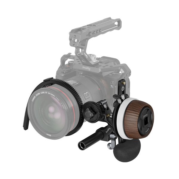 SmallRig_Modular_Follow_Focus_F60_3850_002 SmallRig 3850 Modular Follow Focus F60 on kuvassa asennettuna ammattikäyttöön tarkoitettuun videokameraan, jossa on suuri objektiivi, puinen kahva ja rigin osat. Kameran häkki ja runko on osittain häivytetty, jotta seurantatarkennusjärjestelmä tulee esiin valkoista taustaa vasten.