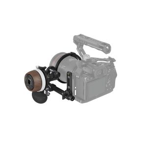 SmallRig_Modular_Follow_Focus_F60_3850_006 SmallRig 3850 Modular Follow Focus F60, jossa on puinen sivukahva, on kiinnitetty ammattilaiskameran objektiiviin harmaassa siluetissa, jolloin tarkennusvaihde korostuu etualalla.