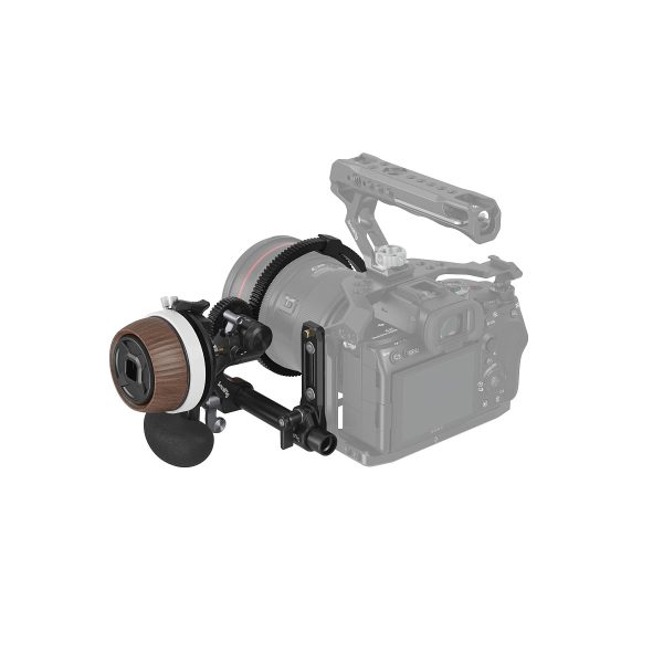 SmallRig_Modular_Follow_Focus_F60_3850_006 SmallRig 3850 Modular Follow Focus F60, jossa on puinen sivukahva, on kiinnitetty ammattilaiskameran objektiiviin harmaassa siluetissa, jolloin tarkennusvaihde korostuu etualalla.
