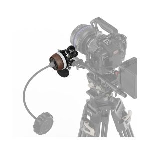 SmallRig_Modular_Follow_Focus_F60_3850_007 SmallRig 3850 Modular Follow Focus F60 on kiinnitetty jalustalla olevaan kameraan, ja seurantatarkennus ja sen kaapeli näkyvät värillisinä, kun taas muu kameran kiinnityslaitteisto näkyy haalistuneena harmaasävyisenä.