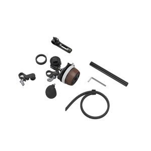 SmallRig_Modular_Follow_Focus_F60_3850_008 SmallRig 3850 Modular Follow Focus F60 -pakkaus sisältää puukahvalla varustetun tarkennuspyörän, säädettävät hammaspyörät, kiinnikkeet, mustan tangon, kiristysruuvit, kuusiokoloavaimen ja joustavan hammashihnan, jotka kaikki näkyvät valkoisella pohjalla.