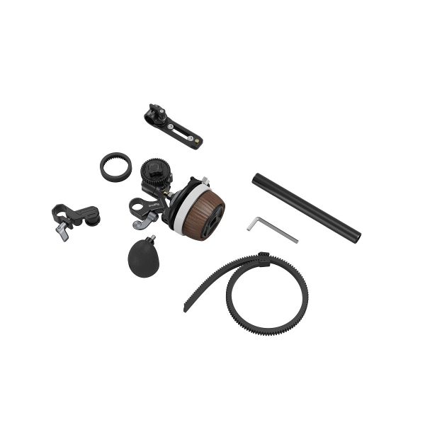 SmallRig_Modular_Follow_Focus_F60_3850_008 SmallRig 3850 Modular Follow Focus F60 -pakkaus sisältää puukahvalla varustetun tarkennuspyörän, säädettävät hammaspyörät, kiinnikkeet, mustan tangon, kiristysruuvit, kuusiokoloavaimen ja joustavan hammashihnan, jotka kaikki näkyvät valkoisella pohjalla.