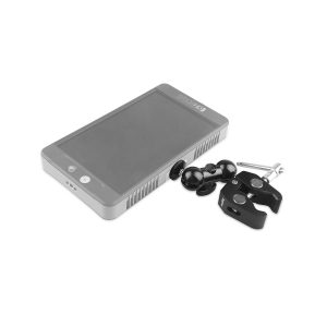 SmallRig 1138 Multi-function Super Clamp with Double Ball Heads & 1/4" Screw lepää suorakulmaisen elektronisen laitteen vieressä, jossa on suuri näyttö ja harmaat reunat valkoisella pinnalla.