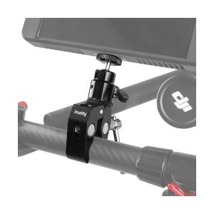 Lähikuva SmallRig 1138 Multi-function Super Clamp -monitoimipuristimesta, jossa on kaksinkertaiset kuulapäät ja 1/4 tuuman ruuvi kiinnitettynä hiilikuitutankoon, joka tukee monitoria - ihanteellinen lisävarusteiden kiinnittämiseen video- tai valokuvausasennuksissa.