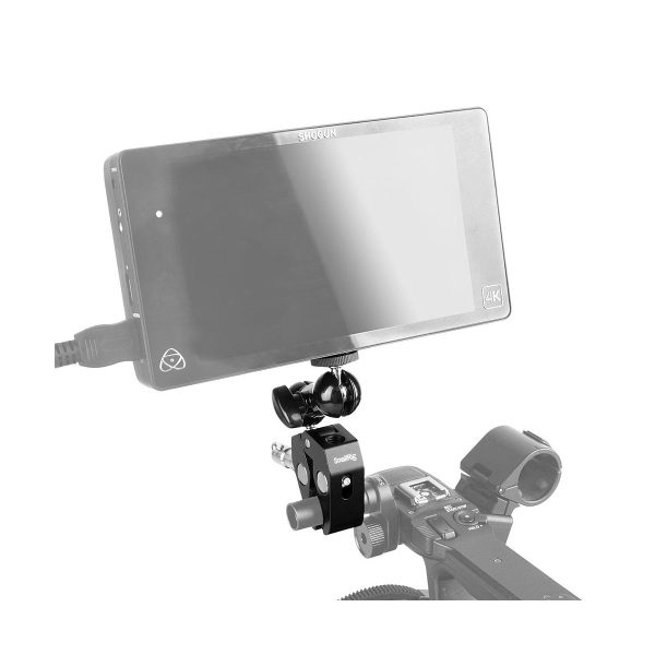 4K-kameramonitori, jonka näyttö on pois päältä ja joka heijastaa valoa, on kiinnitetty laitteistoon SmallRig 1138 Multi-function Super Clamp with Double Ball Heads & 1/4" Screw -laitteella. Kaapelit kytketään monitorin kylkeen.