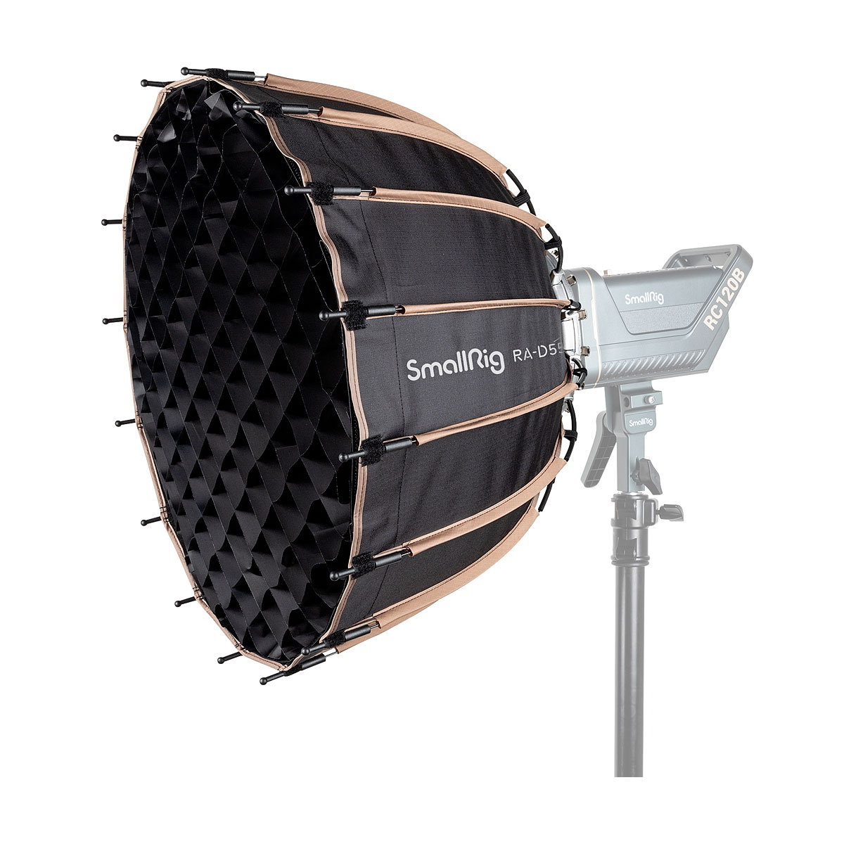 Musta kahdeksankulmainen SmallRig 3585 RA-D55 Parabolic Softbox, jossa on ritilä, on asennettu studiovalaisimeen ja jalustalle valkoista taustaa vasten.