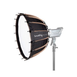 SmallRig 3585 RA-D55 Parabolic Softbox on asennettu studiovalaisimeen jalustalla valkoista taustaa vasten.