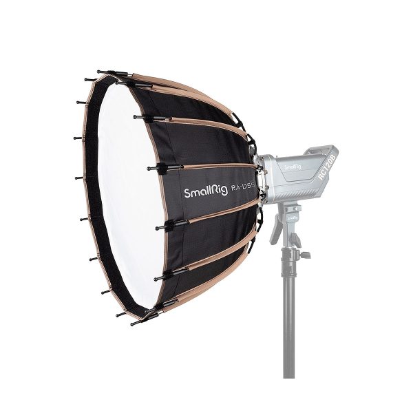 SmallRig 3585 RA-D55 Parabolic Softbox on asennettu studiovalaisimeen jalustalla valkoista taustaa vasten.