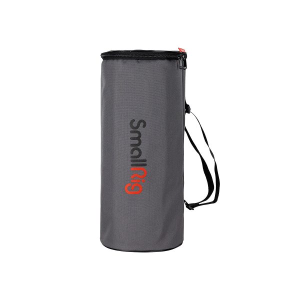 SmallRig 3585 RA-D55 Parabolic Softboxin lieriönmuotoisessa harmaassa kantolaukussa on musta vetoketjukansi, olkahihna ja pystysuoraan painettu SmallRig-logo mustalla ja punaisella edessä.