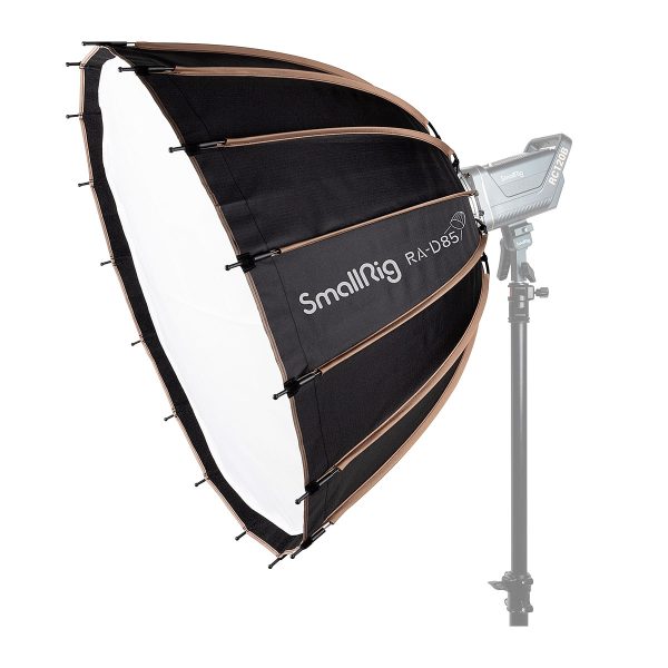 Mustavalkoinen SmallRig 3586 RA-D85 Parabolic Softbox on asennettu valotelineeseen ja sen taakse on kiinnitetty studiovalo valkoista taustaa vasten.