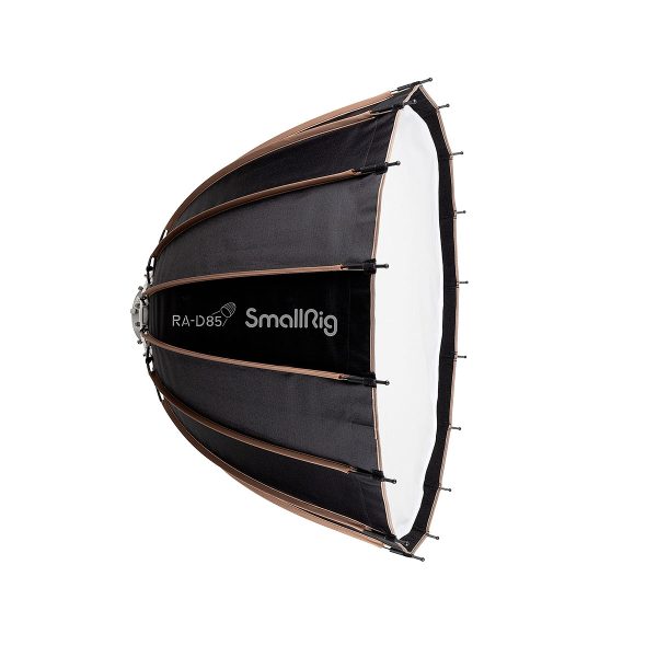 Mustavalkoinen sateenvarjon muotoinen SmallRig 3586 RA-D85 Parabolic Softbox, jossa on metallitangot, näkyy profiilissa valkoista taustaa vasten.