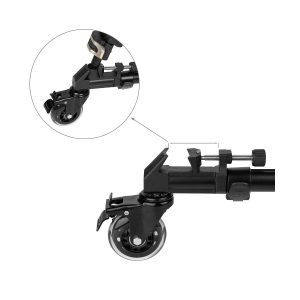 SmallRig_Universal_Tripod_Dolly_3986_003 Lähikuva SmallRig 3986 Universal Tripod Dollyn mustasta telapyörästä, jossa on lukko metallisella jalustalla, sekä insertti, jossa on yksityiskohtaiset tiedot pyörästä ja lukitusmekanismista.