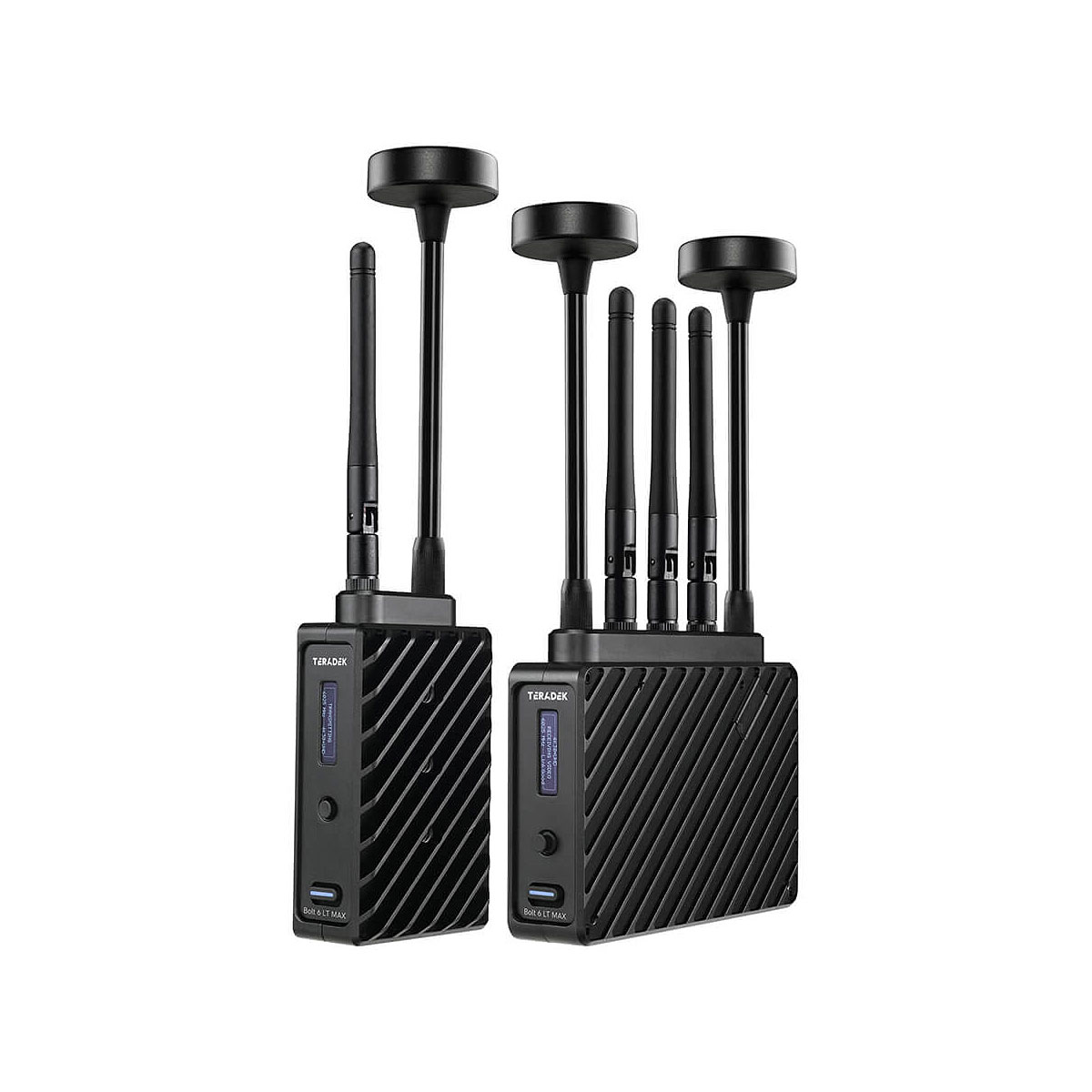 Teradek Bolt 6 LT MAX TX/RX Deluxe Set V-Mount koostuu kahdesta mustasta elektronisesta yksiköstä, joissa on kuvioitu kotelo ja joissa kummassakin on useita erikorkuisia irrotettavia antenneja, jotka seisovat pystyssä valkoisella pohjalla.