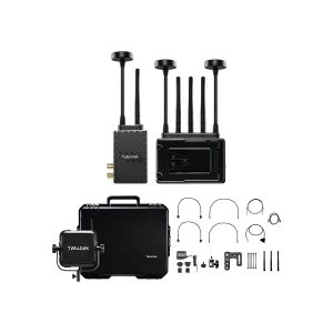 Teradek Bolt 6 LT MAX TX/RX Deluxe Set V-Mount sisältää useita antenneja, lähettimen, vastaanottimen, kovan kuljetuskotelon, kiinnitystarvikkeita, kaapeleita ja pieniä laitteisto-osia valkoisella pohjalla.