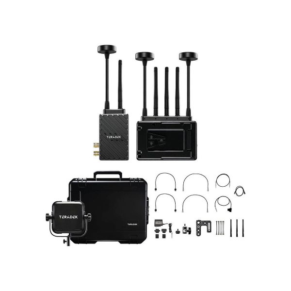 Teradek Bolt 6 LT MAX TX/RX Deluxe Set V-Mount sisältää useita antenneja, lähettimen, vastaanottimen, kovan kuljetuskotelon, kiinnitystarvikkeita, kaapeleita ja pieniä laitteisto-osia valkoisella pohjalla.