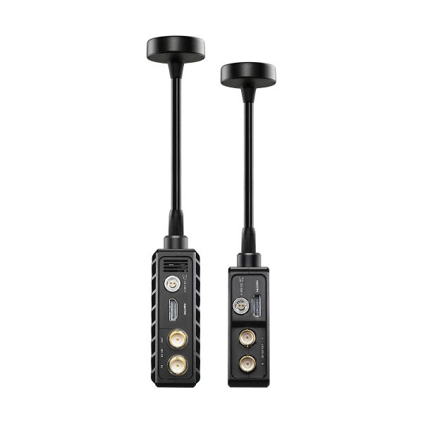 Teradek Bolt 6 LT MAX TX/RX Deluxe Set V-Mount sisältää kaksi pystysuoraa mustaa suorakulmaista langatonta yksikköä antenneilla, joissa kummassakin on HDMI- ja SDI-portit sekä virtaliittimet toisessa päässä.
