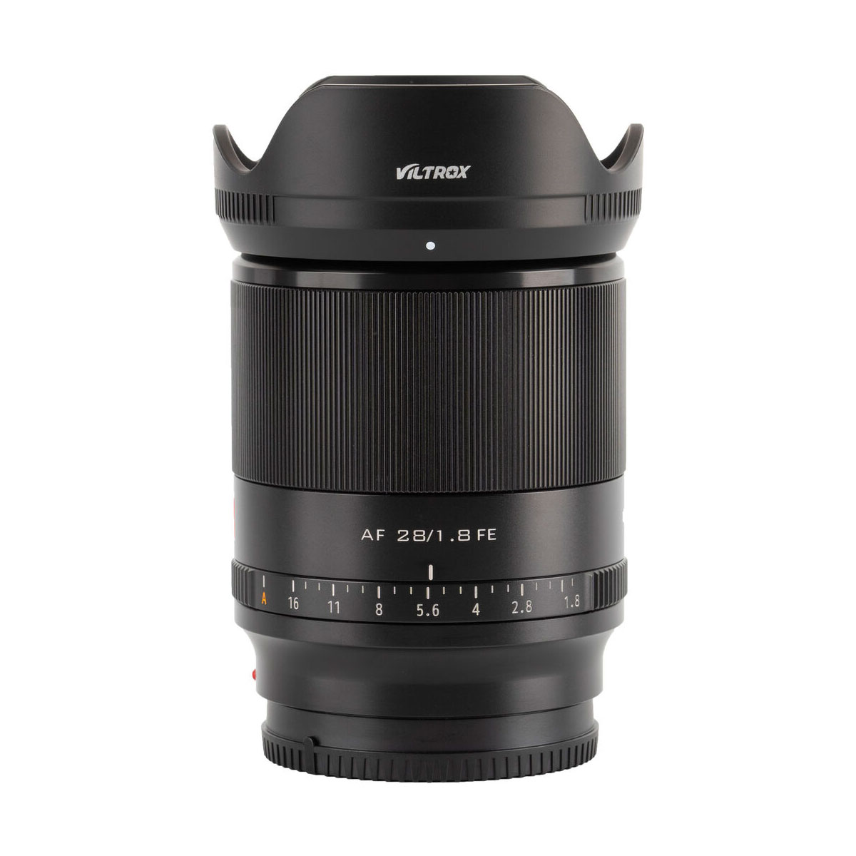 A Viltrox AF 28mm f/1.8 -objektiivi, Sony E, musta, jossa on tarkennusrengas, aukkomerkinnät ja terälehtimäinen vastavalosuoja valkoista taustaa vasten.