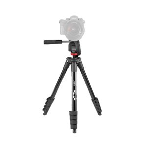 Joby Compact Advanced Kit -kolmijalka on musta kamerajalusta, jossa on säädettävät jalat ja panoraamakahva. Kuvassa on DSLR-kamera ja objektiivi valkoista taustaa vasten.