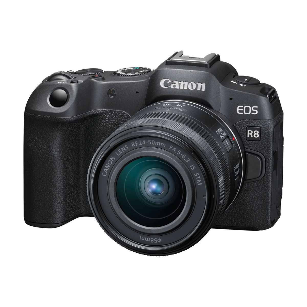 Canon EOS R8 + RF 24-50mm F4.5-6.3 IS STM -objektiivi esitellään kulmasta, jolloin objektiivi, säätimet ja tuotemerkki korostuvat valkoista taustaa vasten.