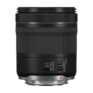 Canon RF 24-105mm f/4-7.1 IS STM -objektiivissa on musta runko, kuvioitu tarkennusrengas, hopeinen kiinnike sekä vakaajan ON/OFF- ja tarkennuksen ohjauskytkimet. Se näkyy valkoista taustaa vasten.
