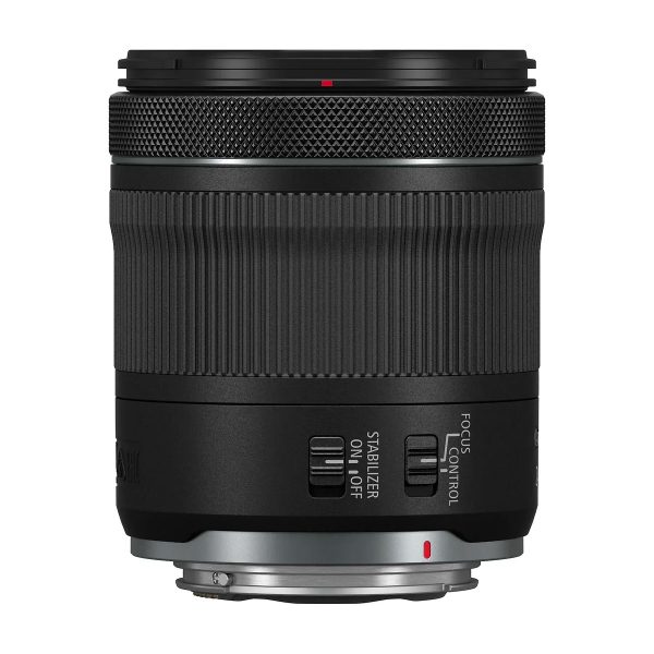 Canon RF 24-105mm f/4-7.1 IS STM -objektiivissa on musta runko, kuvioitu tarkennusrengas, hopeinen kiinnike sekä vakaajan ON/OFF- ja tarkennuksen ohjauskytkimet. Se näkyy valkoista taustaa vasten.