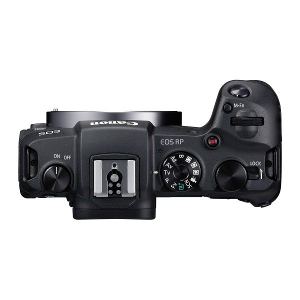 Canon EOS RP -järjestelmäkameran mustan rungon ylhäältä katsottuna, jossa näkyvät painikkeet, säätöpyörät, on/off-kytkin ja kuumakenkäkiinnitys, ilman objektiivia kiinnitettynä.