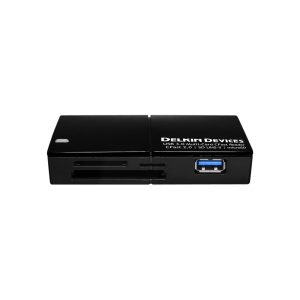 DELKIN Cardreader CFast/SD/Micro UHS-II (USB 3.0), kuvassa mustana, jossa on useita korttipaikkoja ja sininen USB-portti, näkyy valkoisella pohjalla.