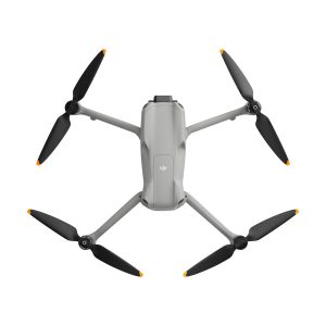 dji_air_3_rc-n2_01 DJI Air 3 (DJI RC-N2) -lennokki, jossa on tyylikäs harmaa runko, jossa on neljä mustaa oranssilla värillä varustettua potkuria, näkyy ylhäältä päin valkoisella pohjalla, mikä korostaa sen modernia muotoilua.