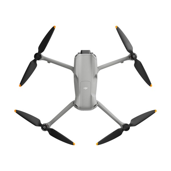 dji_air_3_rc-n2_01 DJI Air 3 (DJI RC-N2) -lennokki, jossa on tyylikäs harmaa runko, jossa on neljä mustaa oranssilla värillä varustettua potkuria, näkyy ylhäältä päin valkoisella pohjalla, mikä korostaa sen modernia muotoilua.