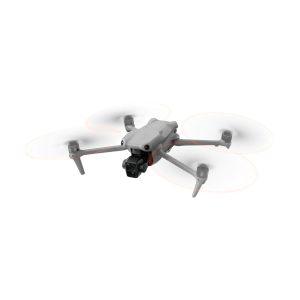 dji_air_3_rc-n2_02 DJI Air 3 (DJI RC-N2) -lennokki, joka näkyy lennossa neljällä potkurilla, kokoontaitettavilla käsivarsilla ja etukameralla, näkyy tavallisella valkoisella taustalla.