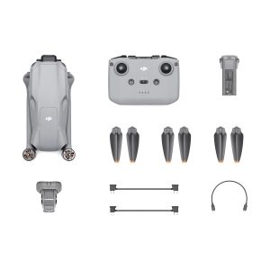 dji_air_3_rc-n2_03 Ylhäältä alas näkymä DJI Air 3 (DJI RC-N2) -pakkauksesta, jossa kokoontaitettu lennokki, kauko-ohjain, neljä potkuria, akku, latauskaapelit, USB-C-kaapeli ja sovitin on järjestetty siististi valkoiselle taustalle.