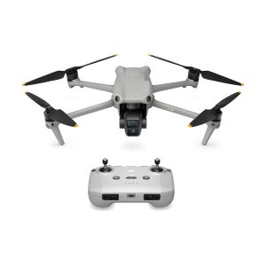 dji_air_3_rc-n2_05 DJI Air 3 (DJI RC-N2) -lennokki, jossa on kompakti harmaa muotoilu, neljä oranssikärkistä potkuria ja etukamera, leijuu sopivan kauko-ohjaimen yläpuolella, ja molemmat näkyvät valkoisella pohjalla.