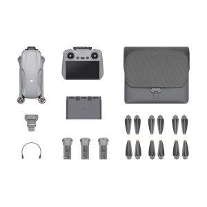 DJI Air 3 (DJI RC 2) Fly More Combo on siististi aseteltu valkoiselle taustalle, ja siinä näkyy kokoontaitettu lennokki, kauko-ohjain, kantolaukku, laturi, kolme akkua, kuusi paria potkureita, kaapeli ja latauskeskus.