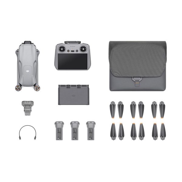 DJI Air 3 (DJI RC 2) Fly More Combo on siististi aseteltu valkoiselle taustalle, ja siinä näkyy kokoontaitettu lennokki, kauko-ohjain, kantolaukku, laturi, kolme akkua, kuusi paria potkureita, kaapeli ja latauskeskus.