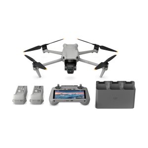 DJI Air 3 (DJI RC 2) Fly More Combo -dronisarja sisältää harmaan nelikopterin, jossa on neljä mustaa potkuria, näytöllä varustetun ohjaimen, kaksi akkua ja kolmella latauspaikalla varustetun latauskeskittimen, joka näkyy valkoisella pohjalla.