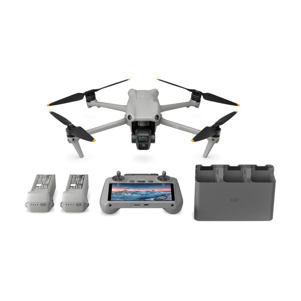 DJI Air 3 (DJI RC 2) Fly More Combo -dronisarja sisältää harmaan nelikopterin, jossa on neljä mustaa potkuria, näytöllä varustetun ohjaimen, kaksi akkua ja kolmella latauspaikalla varustetun latauskeskittimen, joka näkyy valkoisella pohjalla.