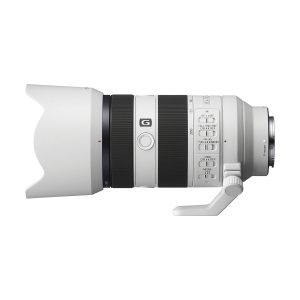 Sony FE 70-200 f/4 G OSS II -objektiivi näkyy sivuprofiilissa valkoisella taustalla, ja siinä on valkoinen runko, musta tarkennusrengas, ohjauskytkimet, jalustakiinnityskaulus ja vasemmassa päässä kiinnitetty huppu.