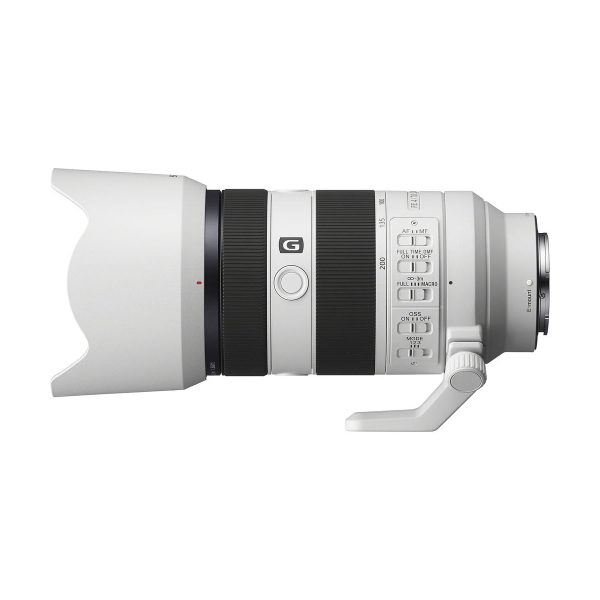 Sony FE 70-200 f/4 G OSS II -objektiivi näkyy sivuprofiilissa valkoisella taustalla, ja siinä on valkoinen runko, musta tarkennusrengas, ohjauskytkimet, jalustakiinnityskaulus ja vasemmassa päässä kiinnitetty huppu.