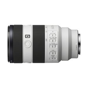 Sony FE 70-200 f/4 G OSS II -objektiivi näkyy sivuprofiilissa valkoisella taustalla, ja siinä on valkoinen runko, zoomaus- ja tarkennusrenkaat, useita kytkimiä ja selkeästi merkittyjä säätimiä.