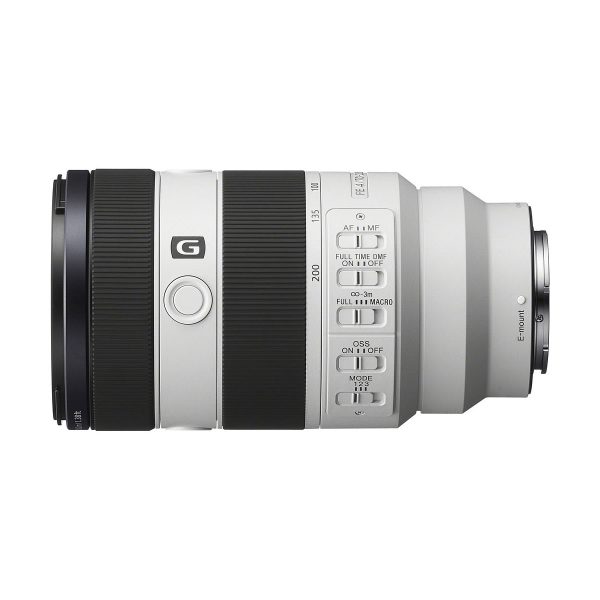 Sony FE 70-200 f/4 G OSS II -objektiivi näkyy sivuprofiilissa valkoisella taustalla, ja siinä on valkoinen runko, zoomaus- ja tarkennusrenkaat, useita kytkimiä ja selkeästi merkittyjä säätimiä.