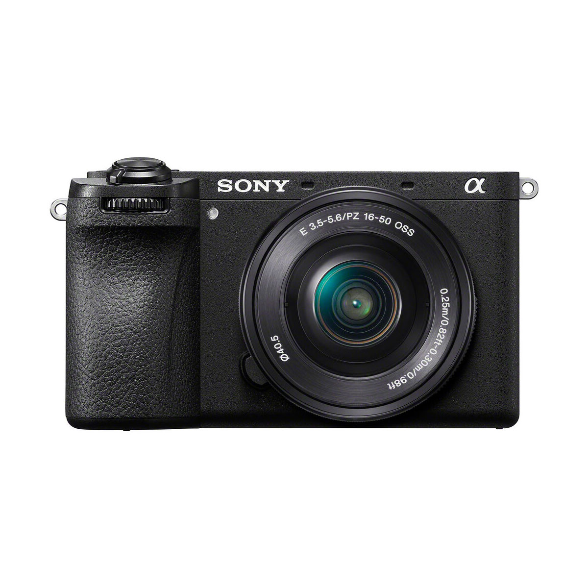 sony_a6700_16-50mm_02 Musta Sony A6700 peilitön kamera, jossa on 16-50mm f/3.5-5.6 PZ OSS -objektiivi, edestä kuvattuna valkoista taustaa vasten.