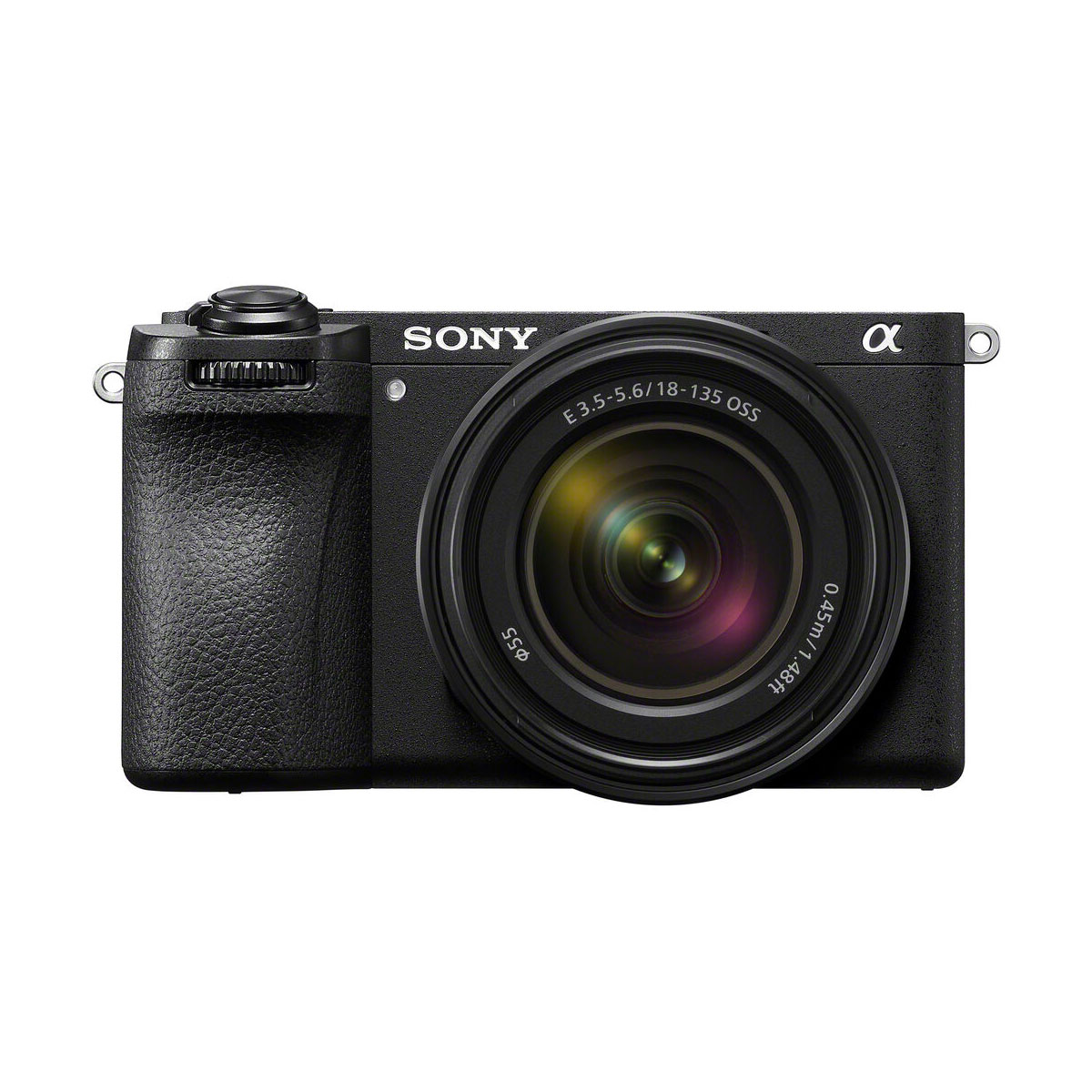 Etukuva Sony A6700 -peilittömästä kamerasta, jossa on 18-135mm f/3.5-5.6 OSS-zoom-objektiivi, musta runko, kuvioitu kahva ja näkyvä Sony-logo objektiivin yläpuolella.