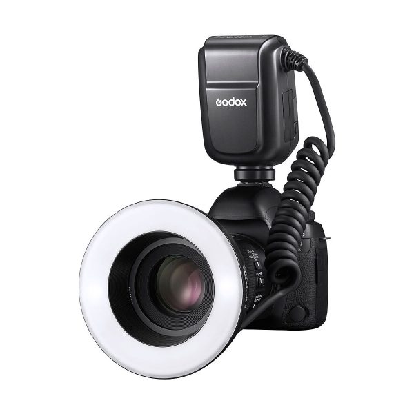 Digitaalikamera, jossa on Godox MF-R76C TTL Macro Ring Flash for Canon ja ulkoinen Godox AD300 Pro -salamalaite, joka on kytketty toisiinsa kierrekaapelilla, on kuvattu valkoista taustaa vasten.