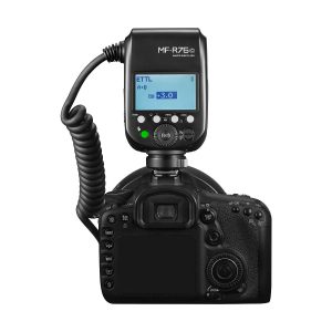 Digitaalinen DSLR-kamera, jonka päälle on asennettu Godox AD300 Pro ja Godox MF-R76C TTL Macro Ring Flash for Canon; salaman LCD-näytöllä näkyvät asetukset, ja se on kytketty kierrekaapelilla.
